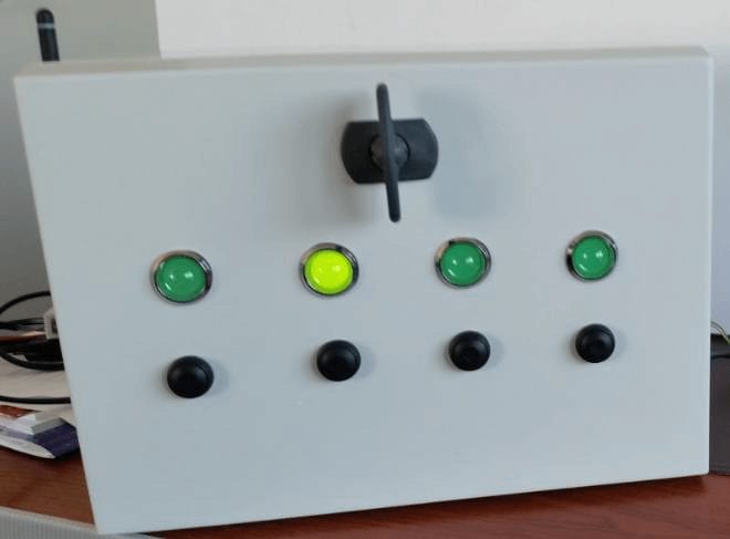 Pupitre avec 4 boutons et voyant lumineux LED utilisant le réseau radio IoT de PingFlow en 869 MHz