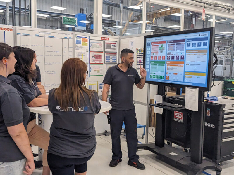 Comment ARaymond déploie le management visuel digital à grande échelle dans ses usines 4 Pingflow AIC assemblage ARaymond 800x600 1