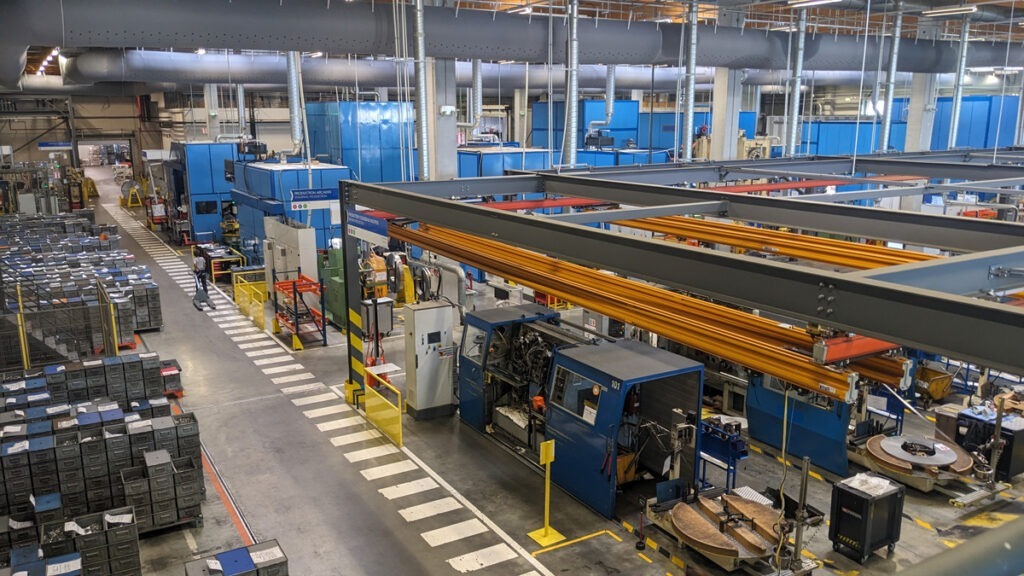 Comment ARaymond déploie le management visuel digital à grande échelle dans ses usines 2 Vue de l'usine ARaymond de Saint-Égrève