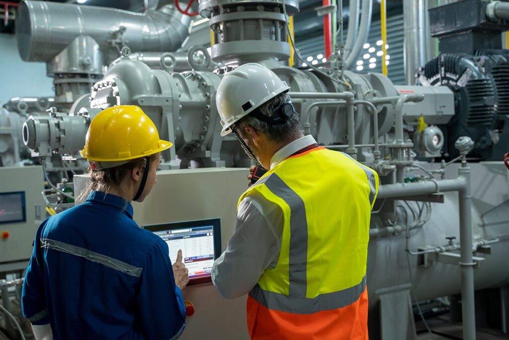 Industrie 4.0 : le pupitre connecté pour les frontline workers 1 operateurs devant un pupitre