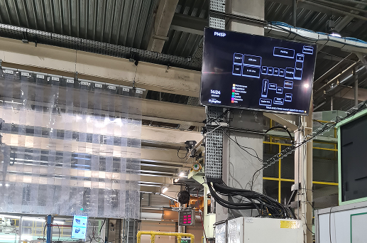 Photo d'un écran d'alerte andon installé dans l'atelier de Toyotomi