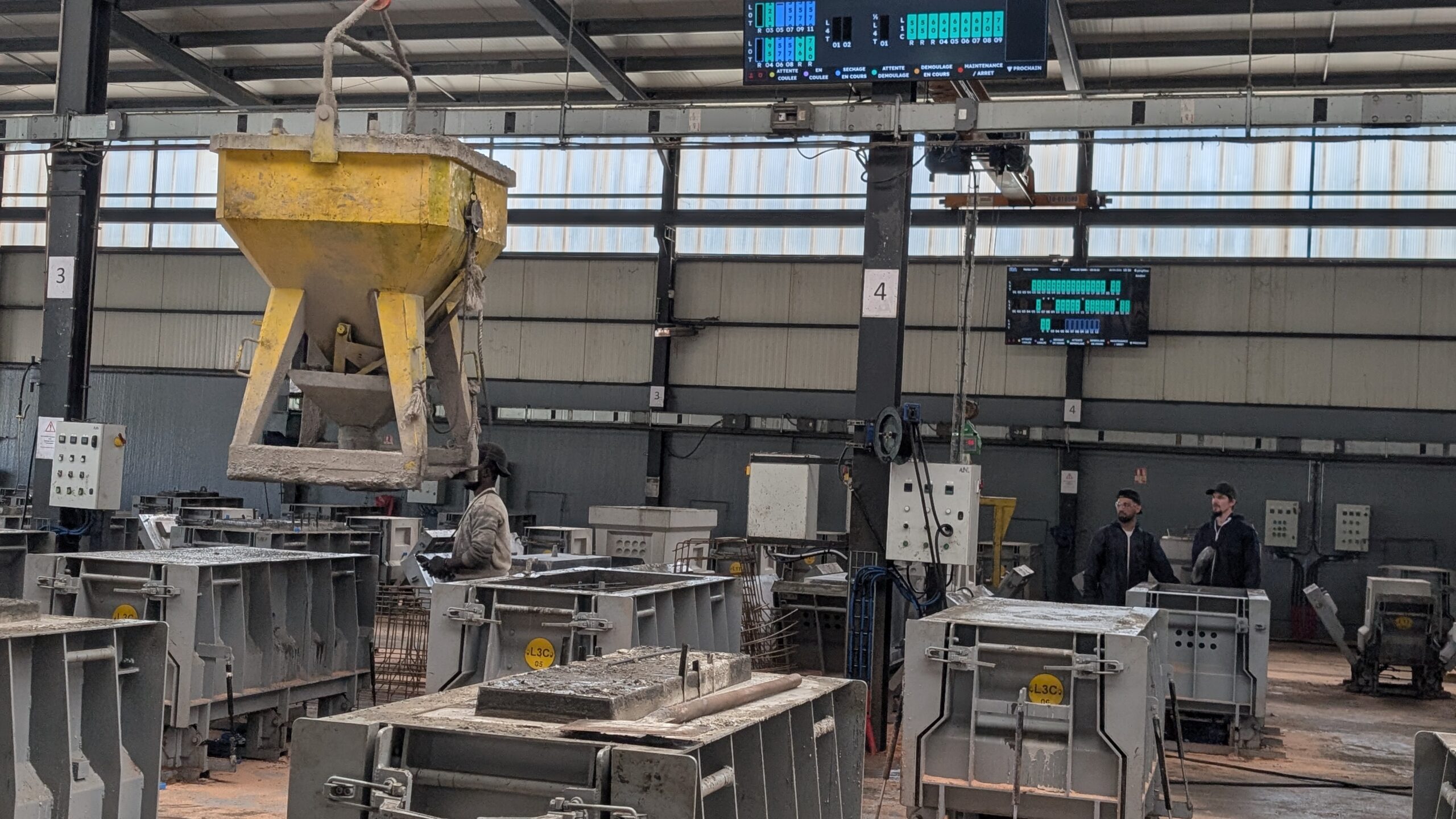Atelier FBA avec écrans de suivi d’activité en production