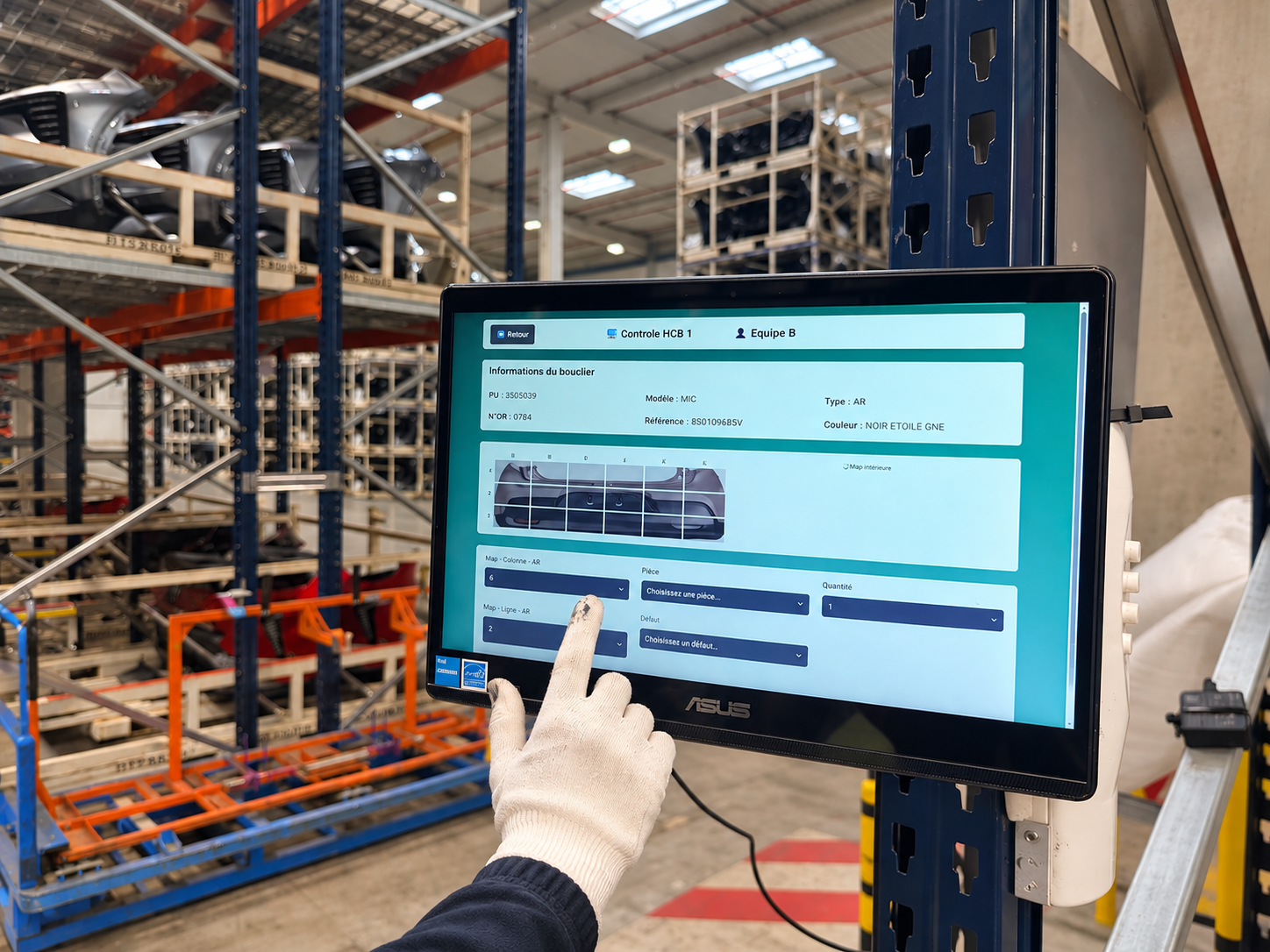 App bils deroo Opératrice utilisant une application de suivi qualité